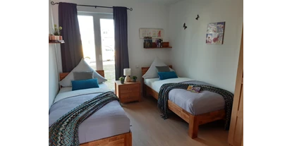 Rollstuhlgerechte Unterkunft - Pflegebett - Das Gästezimmer mit zwei einzelnen Betten und Eckschrank (hier nicht zu sehen). - Rolli Oase Ostseeresort Olpenitz (Kappeln)