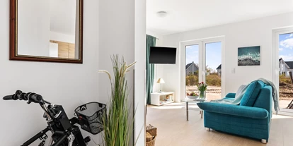 Rollstuhlgerechte Unterkunft - Pflegebett - Blick ins Wohnzimmer - Rolli Oase Ostseeresort Olpenitz (Kappeln)