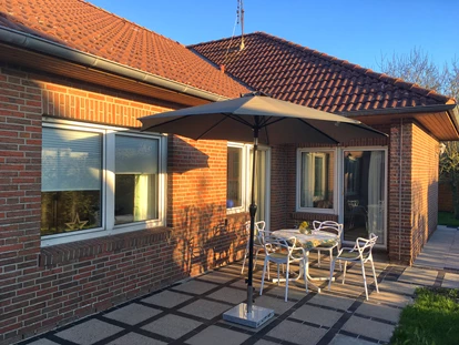 Rollstuhlgerechte Unterkunft - Unterkunftsart: Ferienhaus - Abendsonne auf der Terrasse - Groot Huus