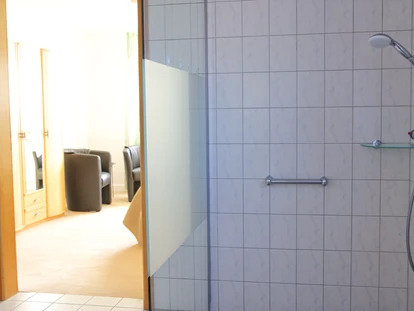 Rollstuhlgerechte Unterkunft - Unterkunftsart: Ferienhaus - Blick vom Bad ins Schlafzimmer… - Groot Huus
