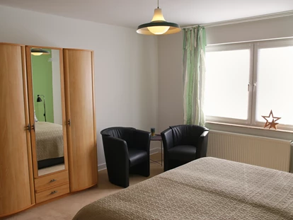 Rollstuhlgerechte Unterkunft - Unterkunftsart: Ferienhaus - Genügend Platz zwischen Bett und Schrank - Groot Huus