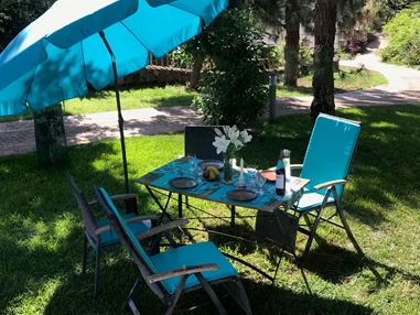 Rollstuhl-Urlaub: Freiplatz zum Essen oder faulenzen in der Hängematte  - Riendas Vivas