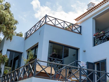 Rollstuhl-Urlaub: Haupthaus in dem sich das Ferienapartment befindet - Riendas Vivas