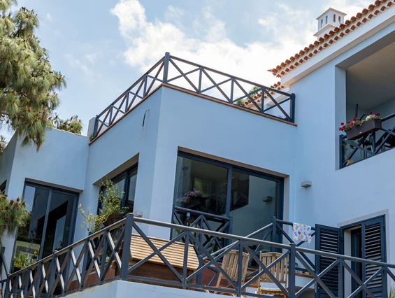 Rollstuhl-Urlaub: Haupthaus in dem sich das Ferienapartment befindet - Riendas Vivas
