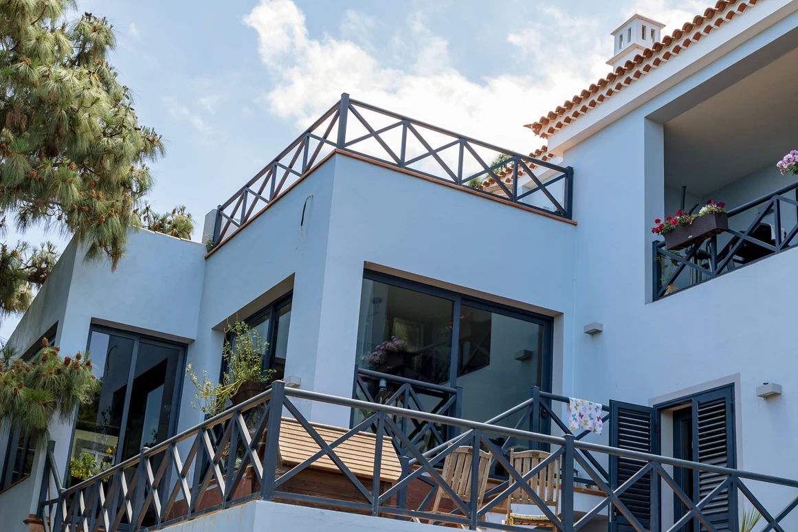 Rollstuhl-Urlaub: Haupthaus in dem sich das Ferienapartment befindet - Riendas Vivas