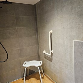 Rollstuhl-Urlaub: ebenerdig, befahrbare Dusche (118 cm breit) - Erdhausapartment WEST