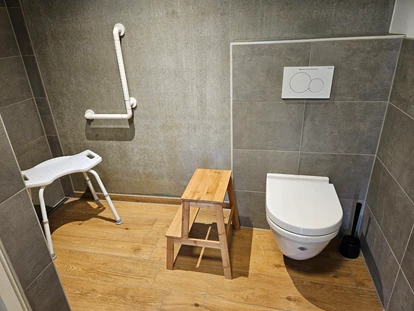 Rollstuhlgerechte Unterkunft - Unterkunftsart: Ferienhaus - Dusche mit Haltegriff und auf Wunsch mit Duschstuhl - Erdhausapartment WEST