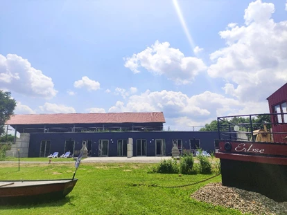 Rollstuhlgerechte Unterkunft - Unterkunftsart: Ferienhaus - Blick auf die beiden Erdhausapartments OST und  WEST - Erdhausapartment WEST