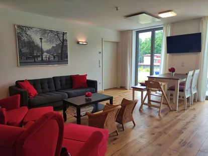 Rollstuhlgerechte Unterkunft - Unterkunftsart: Ferienhaus - Wohn- und Essbereich - Erdhausapartment WEST