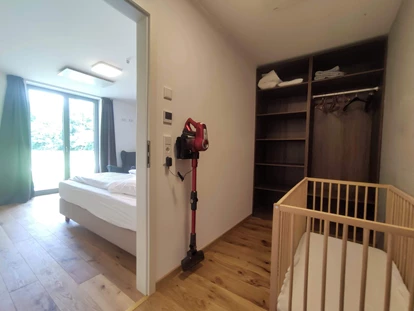 Rollstuhlgerechte Unterkunft - Unterkunftsart: Ferienhaus - begehbares Schrankzimmer bzw Babyzimmer mit Babybettchen (kann auch ins Elternschlafzimmer gestellt werden) und Kinderhochstuhl - Erdhausapartment WEST