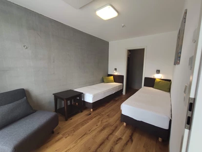 Rollstuhlgerechte Unterkunft - Unterkunftsart: Ferienhaus - zweites Schlafzimmer mit 2 einzelnen Boxspringbetten (á 0,80m x 2,00m) - Erdhausapartment WEST