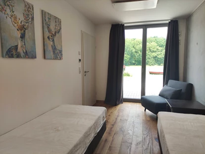 Rollstuhlgerechte Unterkunft - Unterkunftsart: Ferienhaus - zweites Schlafzimmer mit 2 einzelnen Boxspringbetten (á 0,80m x 2,00m), ebenerdiger Ausgang auf die Terrasse - Erdhausapartment WEST