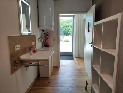 Rollstuhlgerechte Unterkunft - Unterkunftsart: Ferienhaus - Breite Badezimmertüre - Erdhausapartment WEST