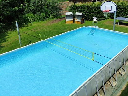Rollstuhlgerechte Unterkunft - Unterkunftsart: Ferienhaus - Im Sommer Pool 10m x 5m und im Winter Basketball-Platz  - Erdhausapartment WEST