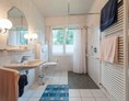 Rollstuhl-Urlaub: behindertengerechtes Bad in der Unterwohnung inkl. Duschsitz und mobile Armlehnen an der Toilette - Landhaus Ehren