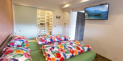 Rollstuhlgerechte Unterkunft - Oberbayern - Schlafzimmer mit einem el. verstellbarem Lattenrost - FeWo Loisachgold