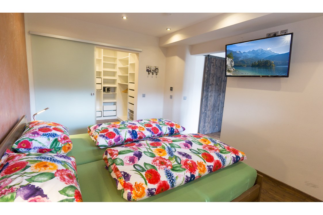 Rollstuhl-Urlaub: Schlafzimmer mit einem el. verstellbarem Lattenrost - FeWo Loisachgold