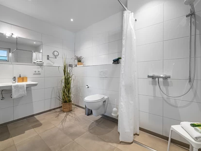 Rollstuhlgerechte Unterkunft - Barrierearmes Badezimmer  - Ocean Terrace