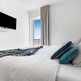 Rollstuhl-Urlaub: Schlafzimmer mit einem Doppelbett und BLick auf die Ostsee  - Ocean Terrace 