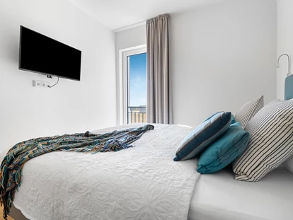 Rollstuhlgerechte Unterkunft - Schlafzimmer mit einem Doppelbett und BLick auf die Ostsee  - Ocean Terrace