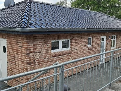 Rollstuhlgerechte Unterkunft - Unterkunftsart: Ferienhaus - Seitenansicht separates Betreuerhaus - Stiftung Friedrich Wilhelm und Monika Kertz