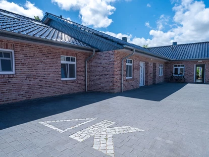 Rollstuhlgerechte Unterkunft - Unterkunftsart: Ferienhaus - Hofplatz Haus 1 + Einliegerwohnung - Stiftung Friedrich Wilhelm und Monika Kertz