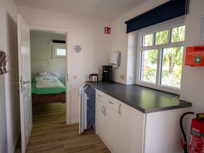Rollstuhlgerechte Unterkunft - Unterkunftsart: Ferienhaus - Pantryküche im Betreuerhaus - Stiftung Friedrich Wilhelm und Monika Kertz