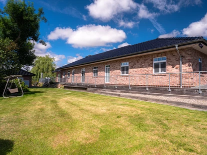 Rollstuhlgerechte Unterkunft - Unterkunftsart: Ferienhaus - Haus 1 - Rückseite - Stiftung Friedrich Wilhelm und Monika Kertz