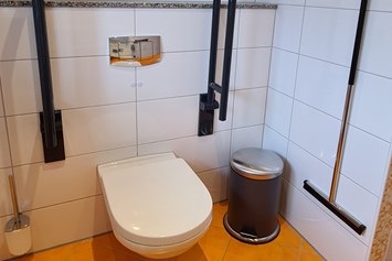 Rollstuhl-Urlaub: 2. WC mit Haltegriffen im Haupthaus - Stiftung Friedrich Wilhelm und Monika Kertz