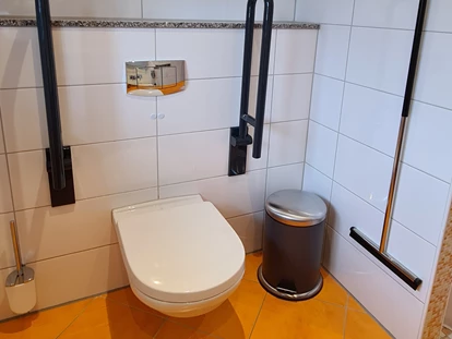 Rollstuhlgerechte Unterkunft - Unterkunftsart: Ferienhaus - 2. WC mit Haltegriffen im Haupthaus - Stiftung Friedrich Wilhelm und Monika Kertz