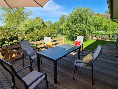 Rollstuhlgerechte Unterkunft - Unterkunftsart: Ferienhaus - Terrasse der Einliegerwohnung - Stiftung Friedrich Wilhelm und Monika Kertz