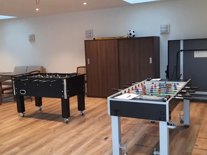 Rollstuhlgerechte Unterkunft - Unterkunftsart: Ferienhaus - Freizeitraum Fussballkicker unterfahrbar, Tischtennisplatte Outdoor - Stiftung Friedrich Wilhelm und Monika Kertz