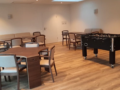 Rollstuhlgerechte Unterkunft - Unterkunftsart: Ferienhaus - Freizeitraum Spieltisch, Fussballkicker unterfahrbar - Stiftung Friedrich Wilhelm und Monika Kertz