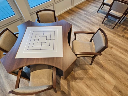 Rollstuhlgerechte Unterkunft - Unterkunftsart: Ferienhaus - Spieletisch mit Wechselplatte Mühle - Stiftung Friedrich Wilhelm und Monika Kertz