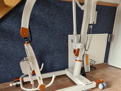 Rollstuhlgerechte Unterkunft - Unterkunftsart: Ferienhaus - Gurtlifer elektr. Beka Hospitec Alu Comfort - Stiftung Friedrich Wilhelm und Monika Kertz