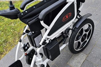 Rollstuhl-Urlaub: Elektrischer Rollstuhl - gefaltet - Stiftung Friedrich Wilhelm und Monika Kertz