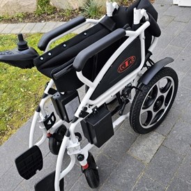 Rollstuhl-Urlaub: Elektrischer Rollstuhl - gefaltet - Stiftung Friedrich Wilhelm und Monika Kertz