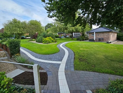 Rollstuhlgerechte Unterkunft - Unterkunftsart: Ferienhaus - Rundweg vom Garten Haus 2 - Stiftung Friedrich Wilhelm und Monika Kertz