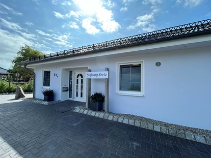 Rollstuhlgerechte Unterkunft - Unterkunftsart: Ferienhaus - Haus 2 - Frontansicht - Stiftung Friedrich Wilhelm und Monika Kertz