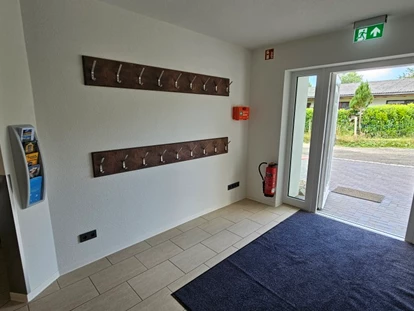 Rollstuhlgerechte Unterkunft - Unterkunftsart: Ferienhaus - Haus 2 - Flur/Eingangsbereich - Stiftung Friedrich Wilhelm und Monika Kertz