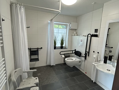 Rollstuhlgerechte Unterkunft - Unterkunftsart: Ferienhaus - Haus 2 - kleines Duschbad - Stiftung Friedrich Wilhelm und Monika Kertz