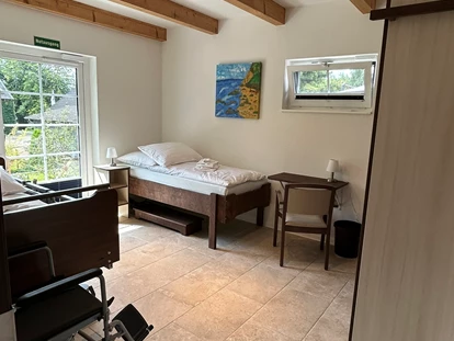 Rollstuhlgerechte Unterkunft - Unterkunftsart: Ferienhaus - Haus 2 - Zimmer mit Pflegebett - Stiftung Friedrich Wilhelm und Monika Kertz