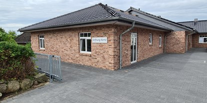 Rollstuhlgerechte Unterkunft - Ostsee - Hofeinfahrt mit Schiebtor elektrisch, fernbedienbar - Stiftung Friedrich Wilhelm und Monika Kertz