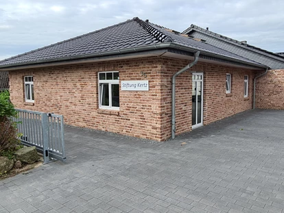 Rollstuhlgerechte Unterkunft - Unterkunftsart: Ferienhaus - Haus 1 - Hofeinfahrt mit Schiebtor elektrisch, fernbedienbar - Stiftung Friedrich Wilhelm und Monika Kertz