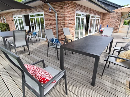 Rollstuhlgerechte Unterkunft - Unterkunftsart: Ferienhaus - Haus 1 - Terrassenbereich - Stiftung Friedrich Wilhelm und Monika Kertz