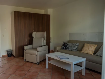 Rollstuhlgerechte Unterkunft - Unterkunftsart: Ferienhaus - Wohnzimmer in der Einliegerwohnung - Stiftung Friedrich Wilhelm und Monika Kertz