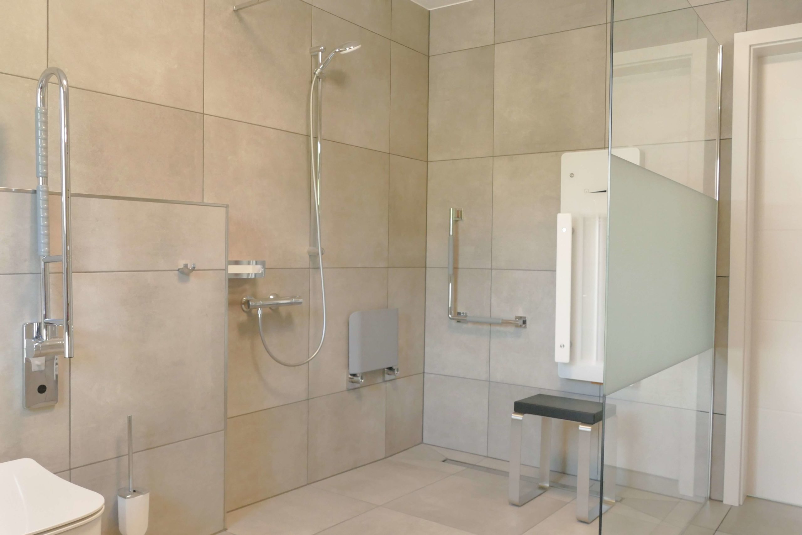 Rollstuhl-Urlaub: Dusche mit Duschstuhl - Haus-am-See (2 benachbarte Häuser!)