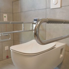 Rollstuhl-Urlaub: Toilette mit Alarmknopf - Haus-am-See