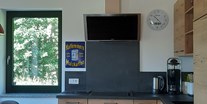 Rollstuhlgerechte Unterkunft - PLZ 94551 (Deutschland) - unterfahrbare Küche mit Blick ins Grüne. - Ferienhaus Wollinger