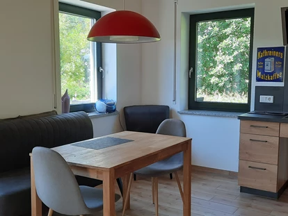 Rollstuhlgerechte Unterkunft - Unterkunftsart: Ferienhaus - Der Tisch kann bequem vom Rollstuhl angefahren werden. - Ferienhaus Wollinger